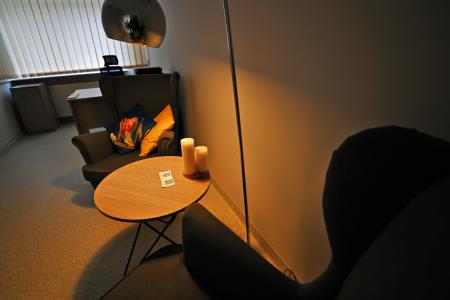 Gabinet konsultacji indywid - fotele, stolik i lampa.