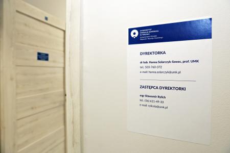 Widok na tabliczkę informacyjną przy biurze Dyrekcji Ośrodka