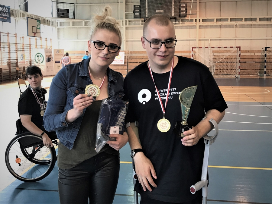 Zdjęcie z medalami - trener mgr Anna Michalska i Grzegorz Kapelak - zdobywca 3 miejsca.